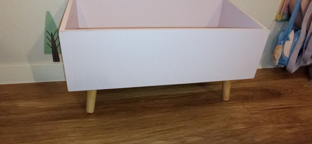 Półka na książki i zabawki