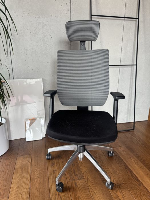 Ergonomiczny fotel biurowy obrotowy halmar