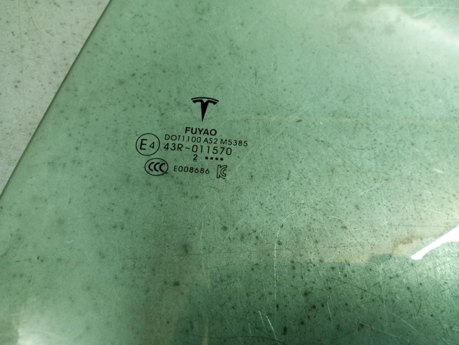 Vidro porta trás esquerdo TESLA Model 3 (5YJ3)
