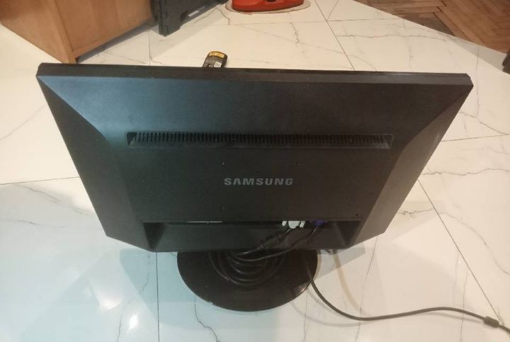 Monitor Samsung 22 całe mało używany