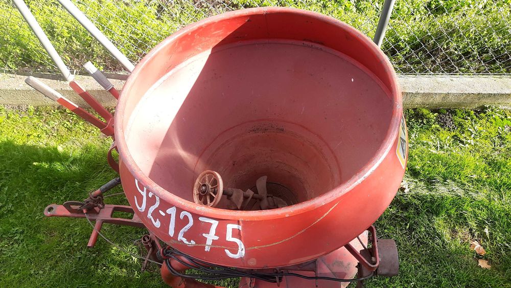 Mały rozsiewacz do traktorka