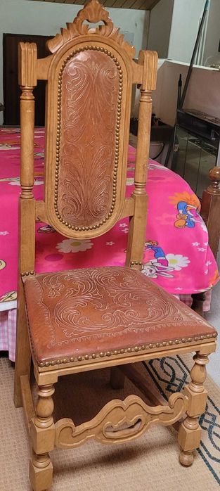 Cadeiras= 6 em madeira de castanho