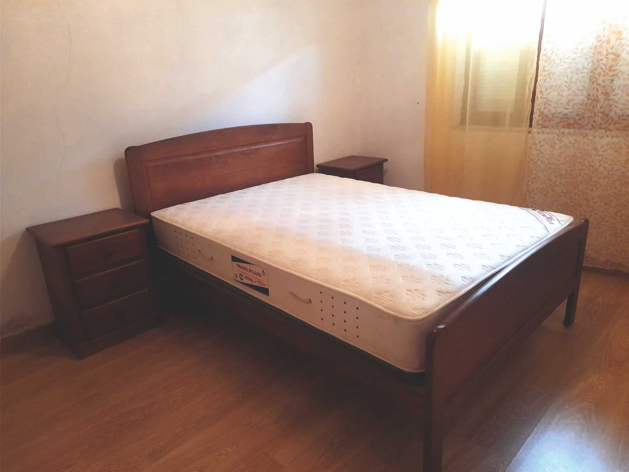 Quarto de casal completo em muito bom estado (com colchão)
