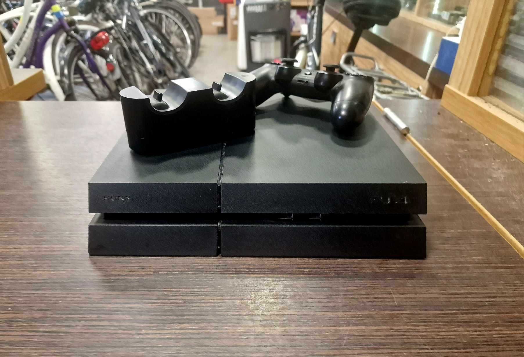 Konsola SONY PlayStation 4 + pad + stacja ładująca