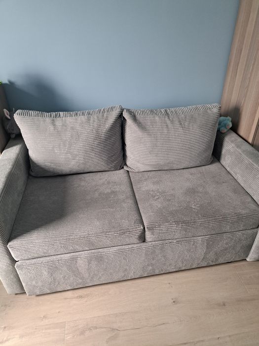 Sofa dwuosobowa .