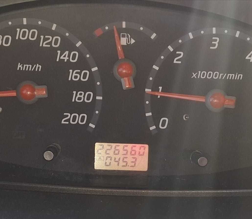 Carro citadino com embraiagem nova