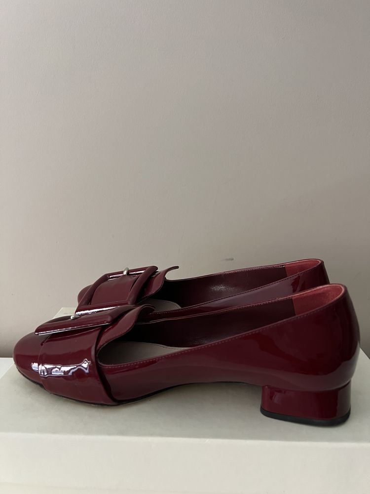 Sapatos Miu Miu em verniz