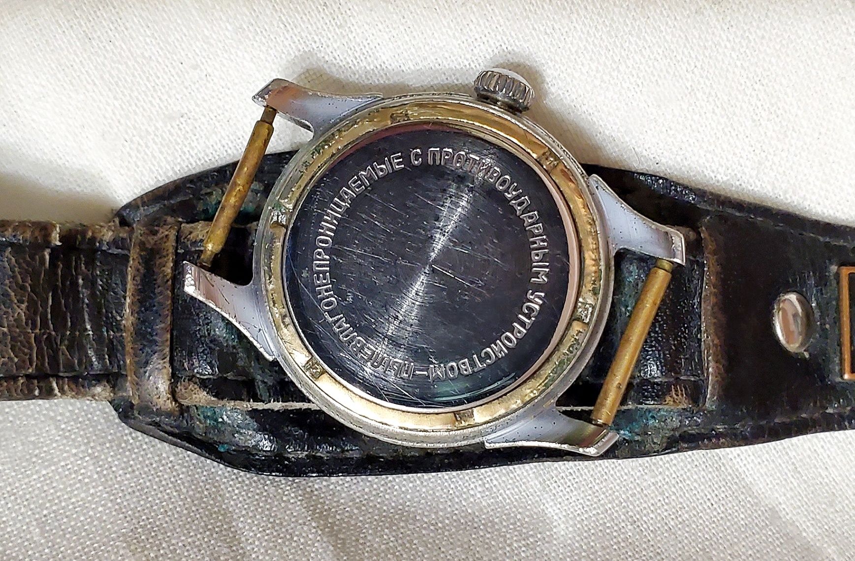 Часы "Маяк" 16 камней 60-х годов Петродворцовые на ремешке ссср
