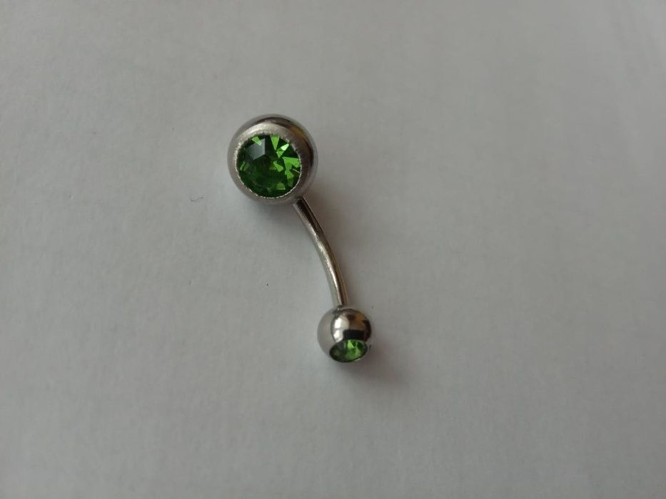 Kolczyk do pępka zielony, zielone oczko, zielony diament, piercing