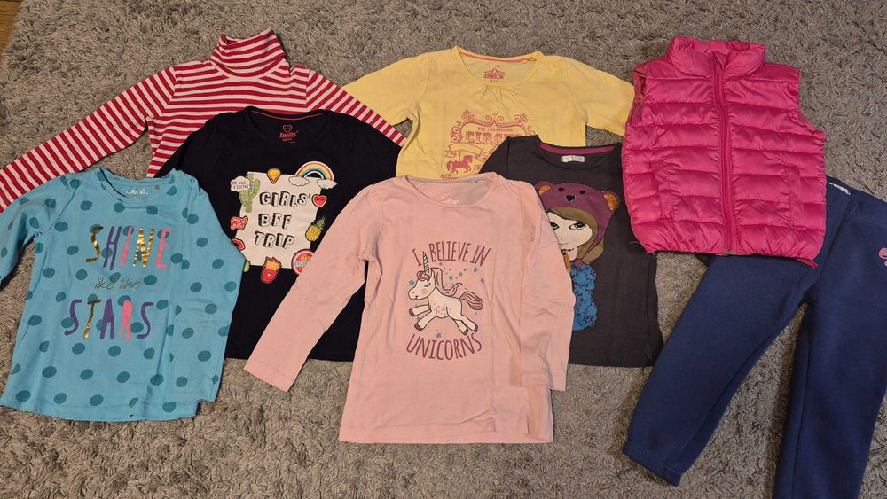 Zestaw ubrań dziewczęcych 104 – 6 bluzek, spodnie dresowe, bezrękawnik