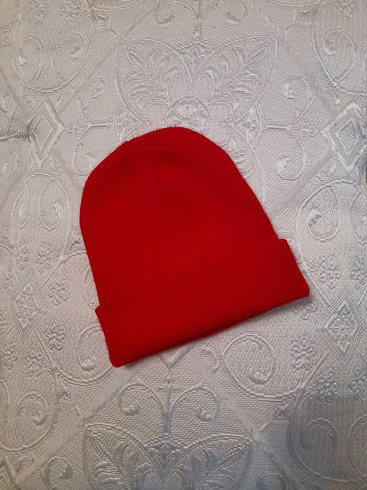 Яскрава червона шапуля на 42/44