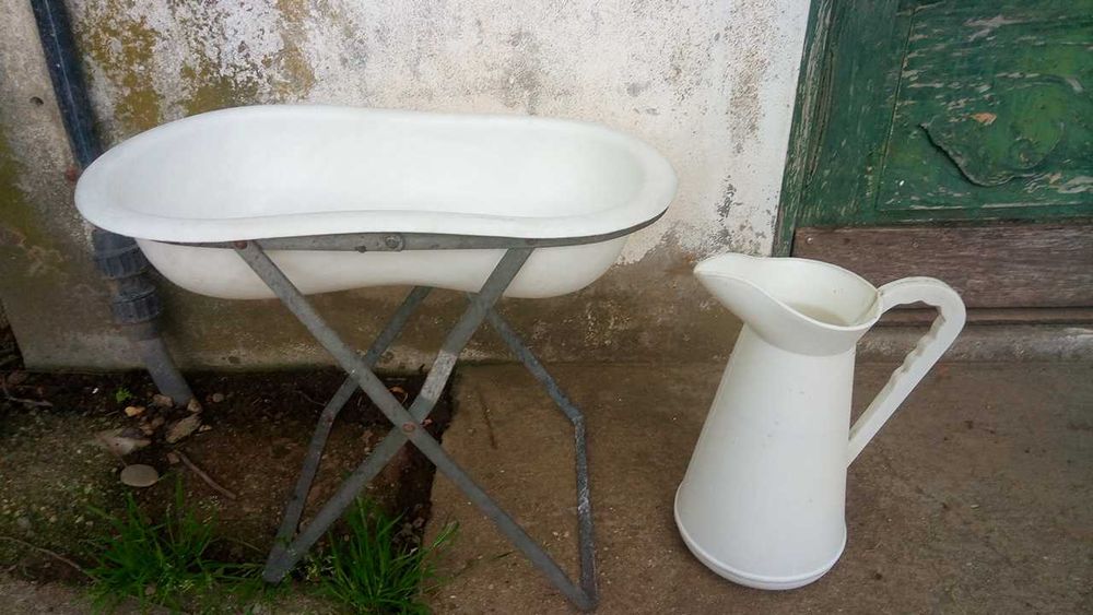 Bidé antigo com jarro portátil