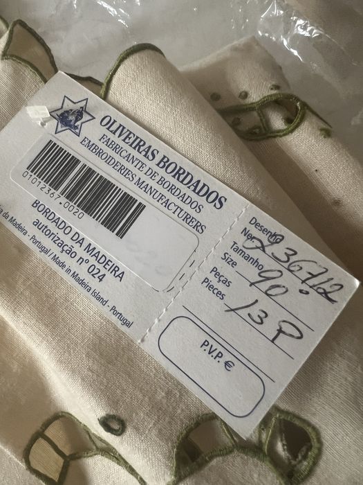 Toalha em linho bordado da medeira certificada