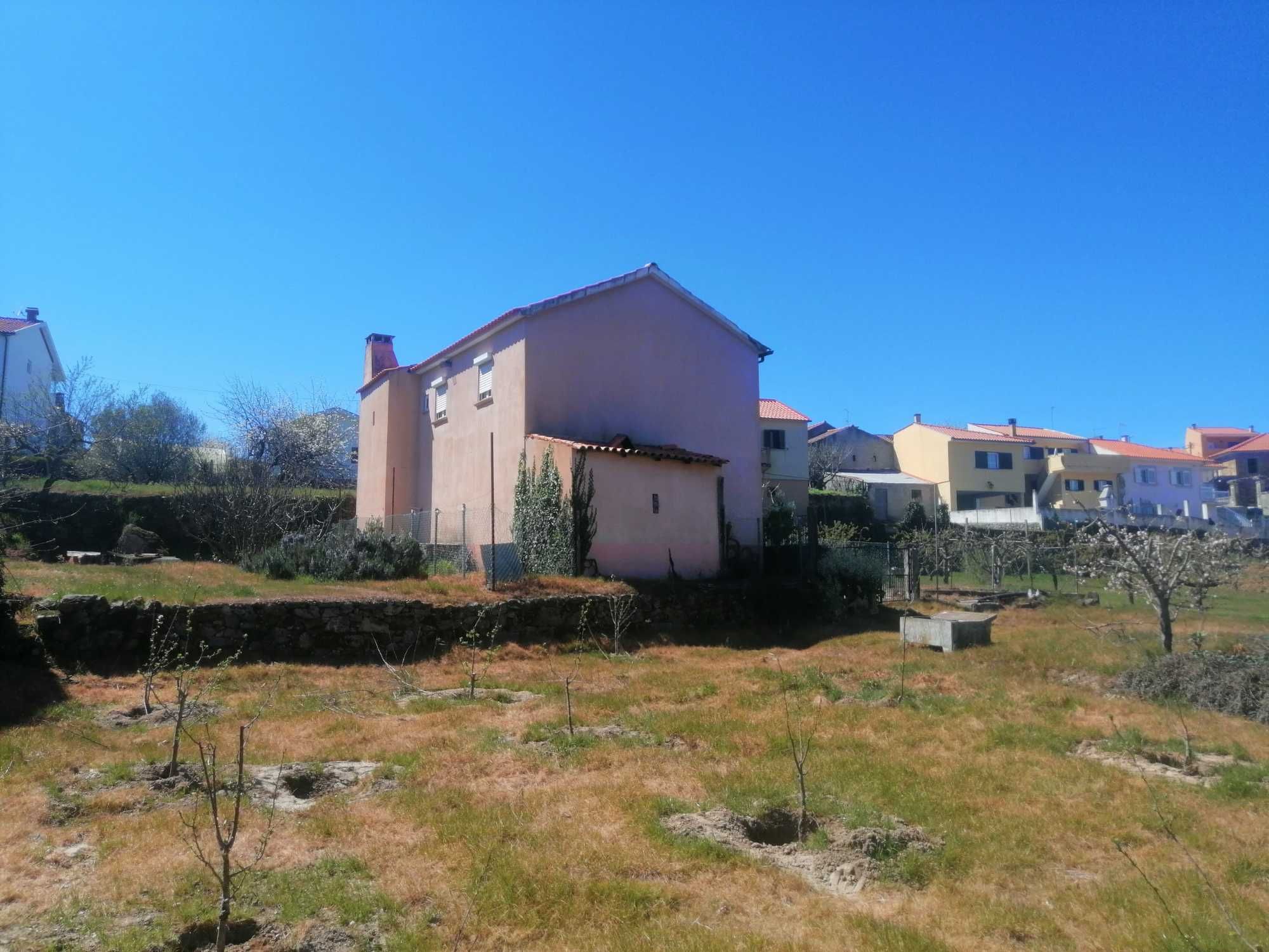 Moradia T3 com pequeno terreno para horta