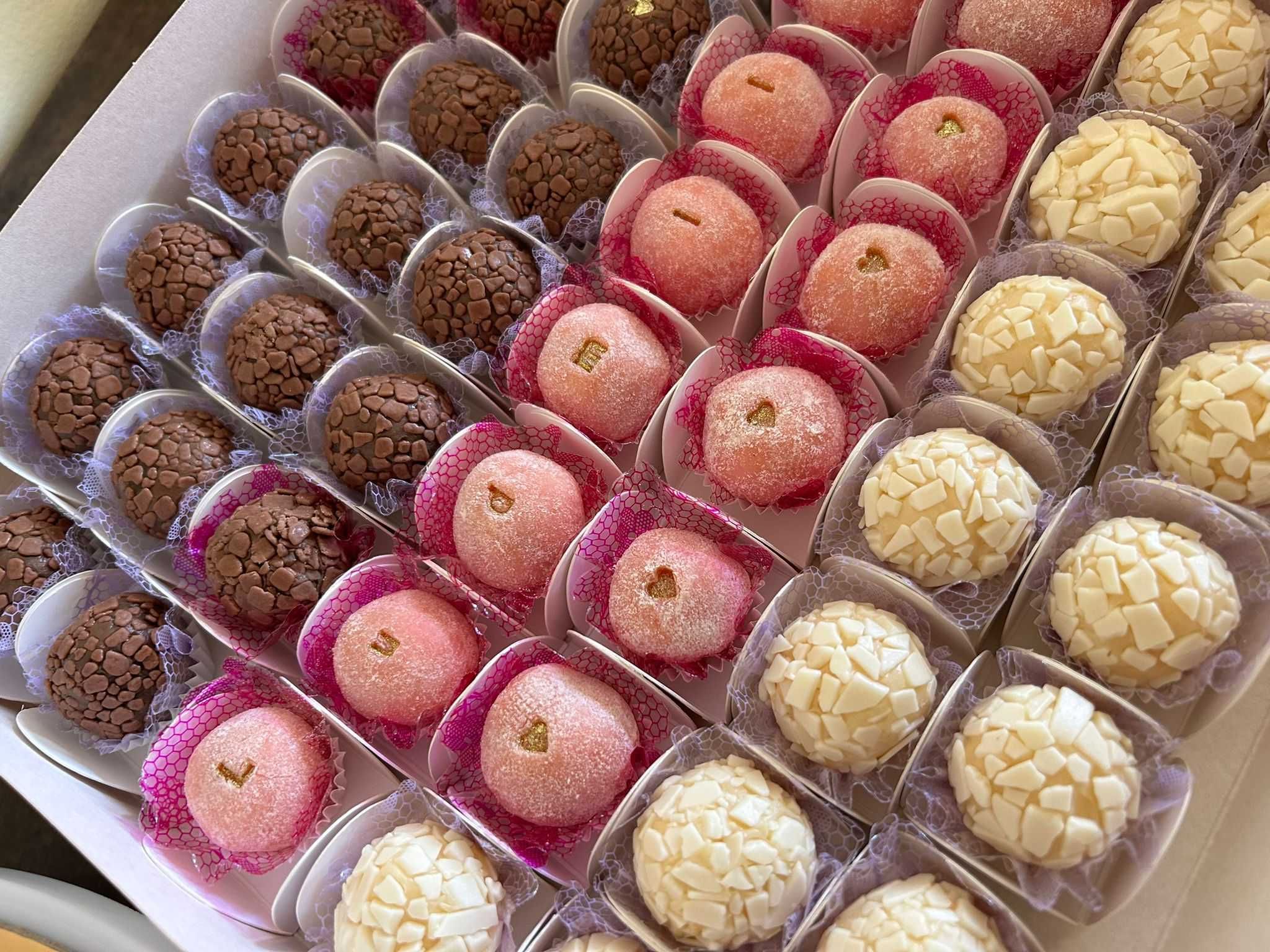 Brigadeiros gourmet e bolos de aniversário