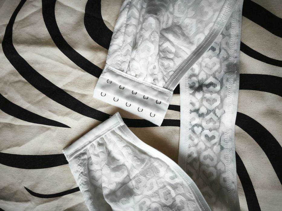 Biustonosz nie usztywniany zapinany z  przodu S nowy