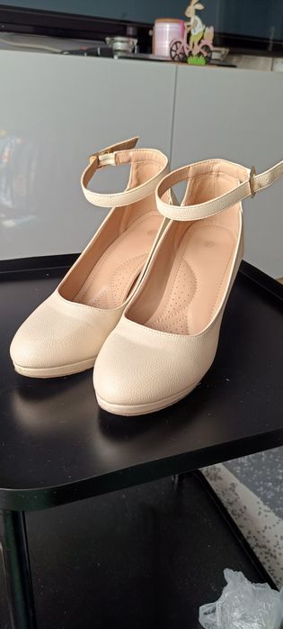 Buty damskie beżowe