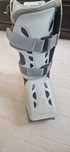 orteza stopowo-goleniowa pneumatyczna Aircast Airselect Standard. 
Szc