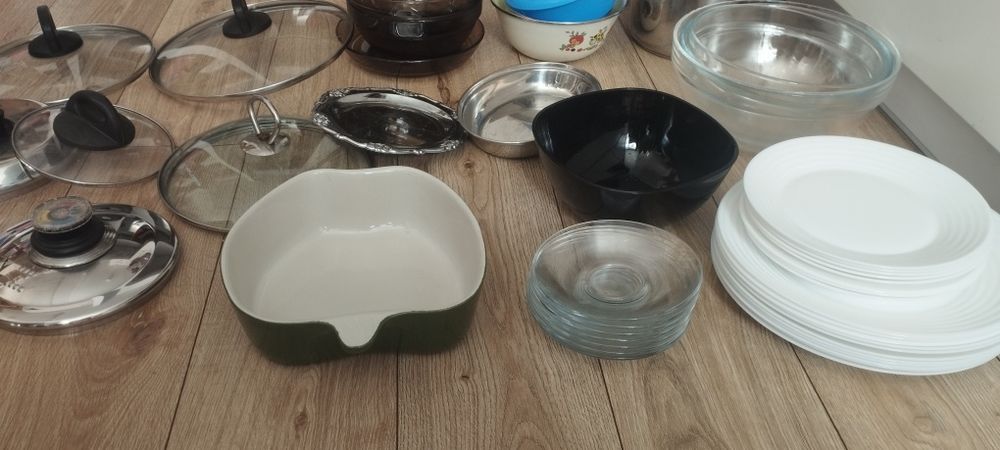 Naczynia garnki taleze salaterka miska kubki