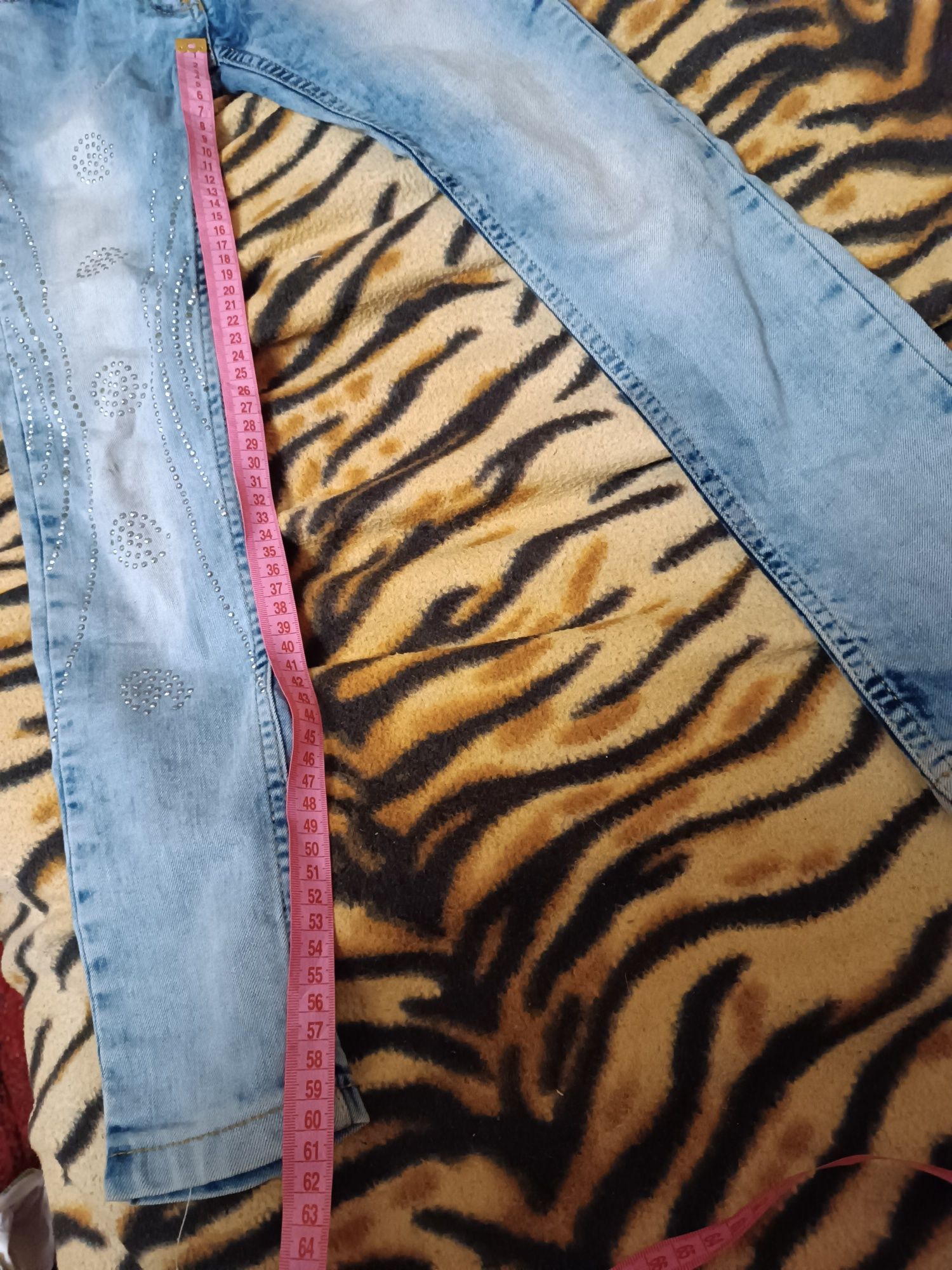 Красивые нарядные джинсы со стразами на 6-8 лет