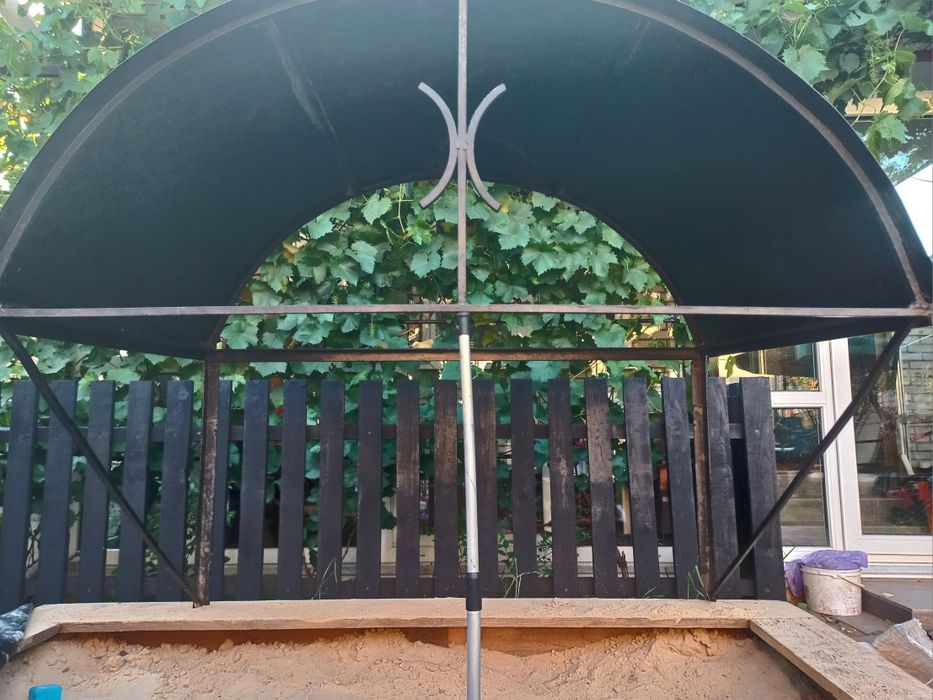 Якісний і добротний козирьок на вхідні двері