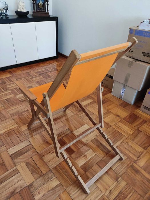 Cadeira de descanso em madeira com encosto em tecido - Novo preço