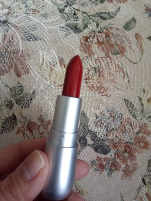 Помада новая, цвет бордовый