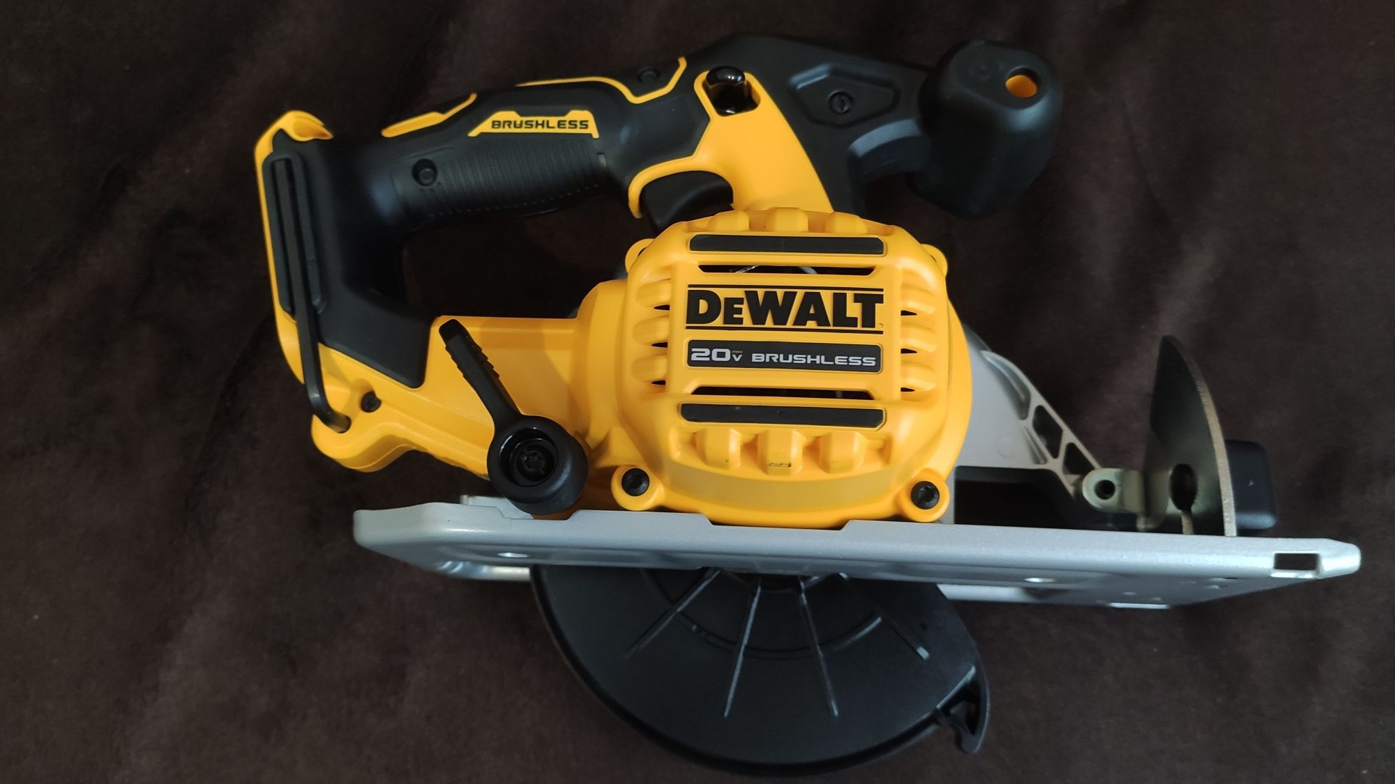 акумуляторна безщіткова циркулярна пила DEWALT DCS566 18V / 20 V США