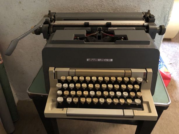 Maquina de escrever Olivetti linea 98