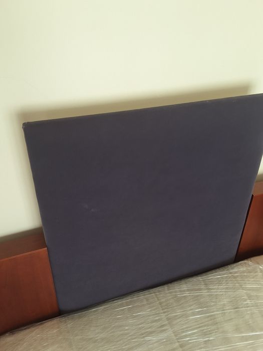 Cama de solteiro com estrado articulado.