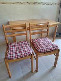 Mesa de cozinha em madeira com duas Cadeiras