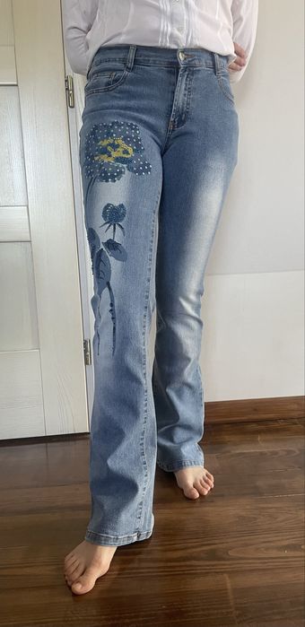 Джинси з принтом і паєтками