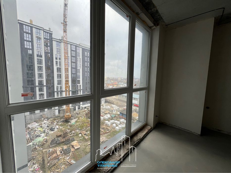 Простора квартира з покращеннями в зданому будинку!