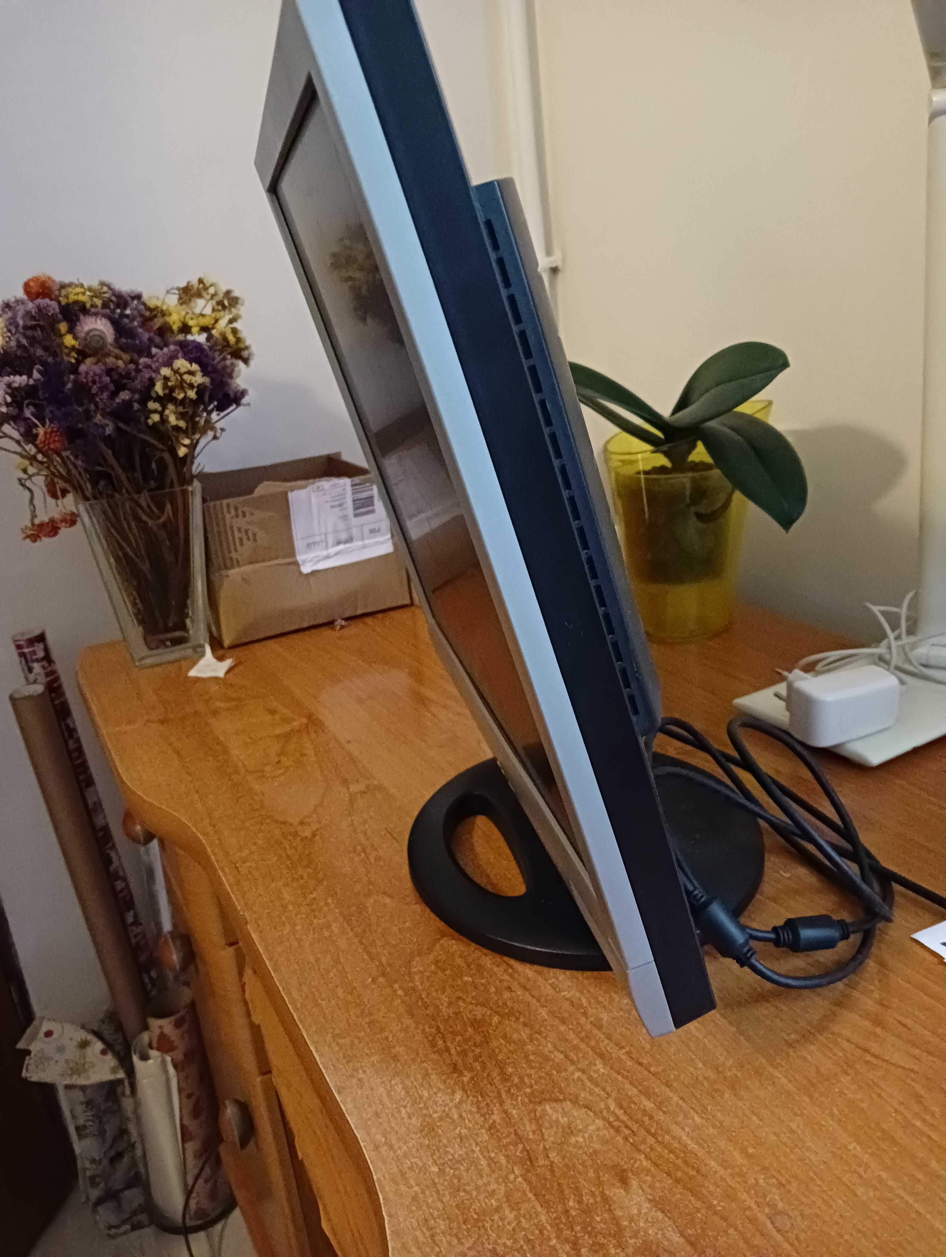 Zestaw monitor, komputer, klawiatura myszka