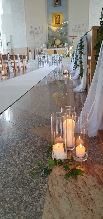 Dekoracje ślubne , plener ,Biały dywan, złote podtalerze , pokrowce na