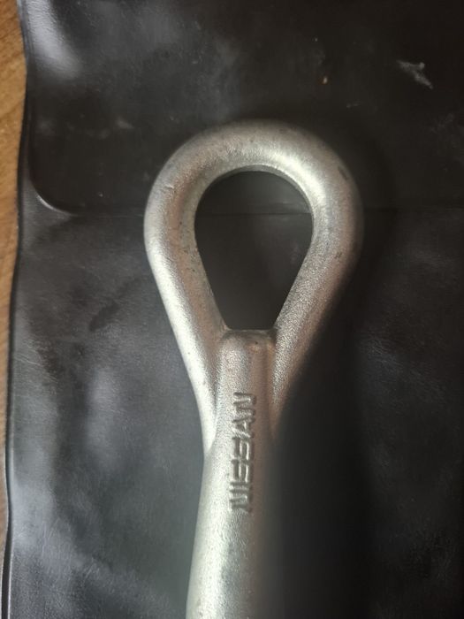 Буксировочный крюк Nissan.