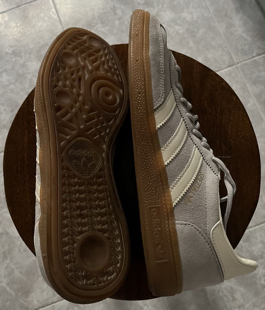 Tenis Adidas com detalhes brancos, raramente usados