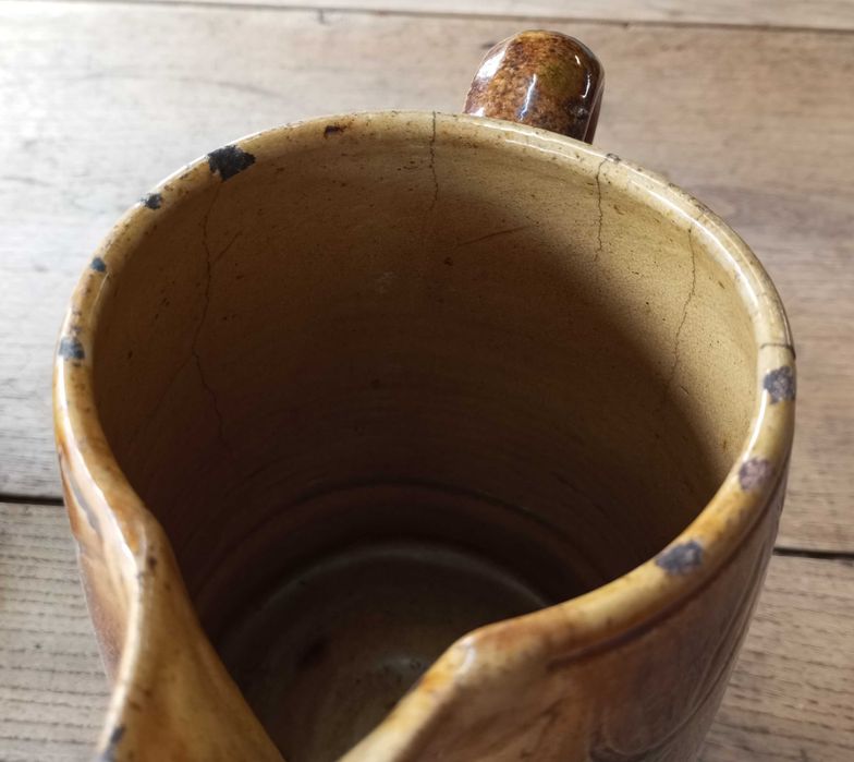 Antigos jarros olaria de Barcelos e faiança das Caldas da Rainha