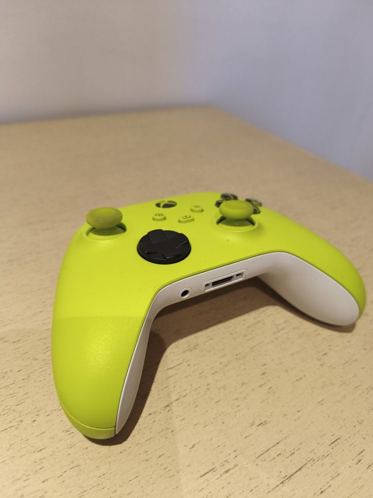 2 kontrolery Xbox series 2 akumulatory oraz stacja dokująca zestaw