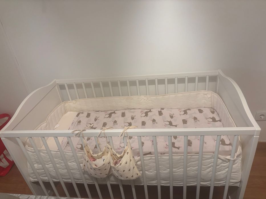 Berço de bebé + proteção + colchão