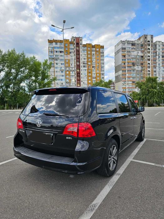 Мінівен Volkswagen Routan у максимальній комплектації SEL Premium.