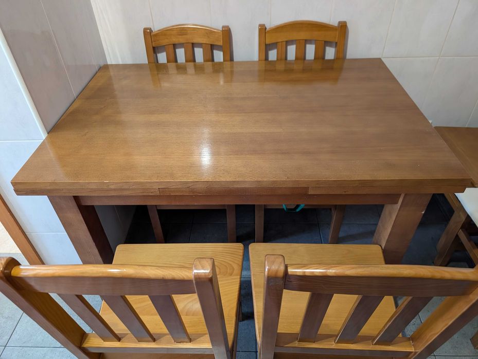 Mesa de jantar extensível em madeira maciça com 6 cadeiras