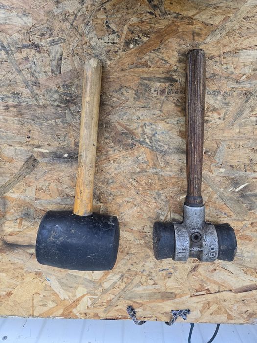 Dwa młotki brukarskie