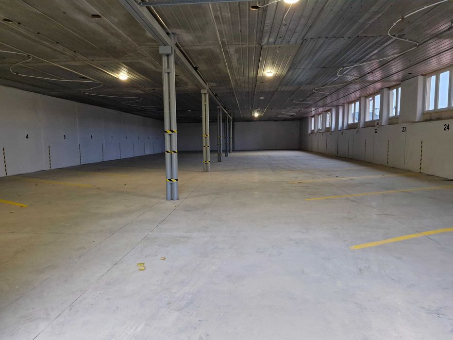 Garaz miejsce postojowe parkingowe w hali magazynowej