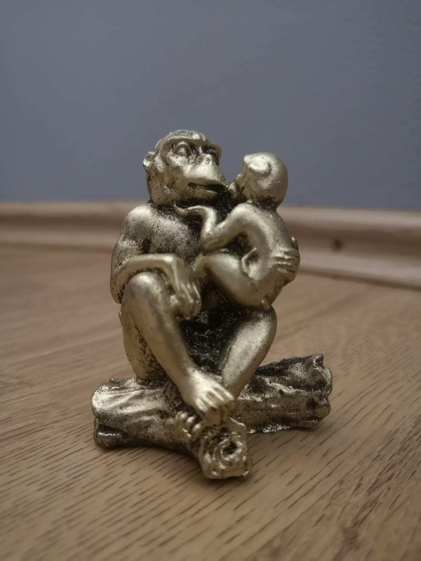 Rzeźba figurka małpek małpy