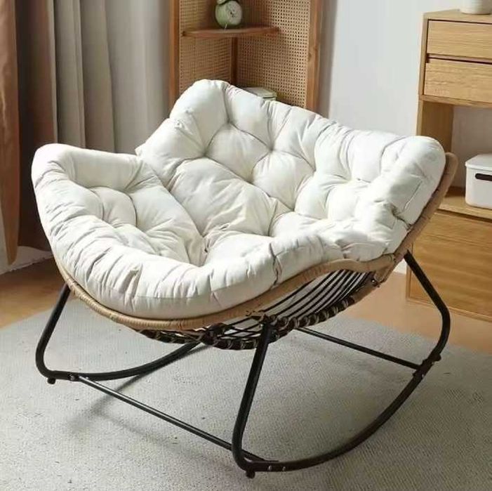 Fotel do salonu bujany biały rattanowy – wygodny