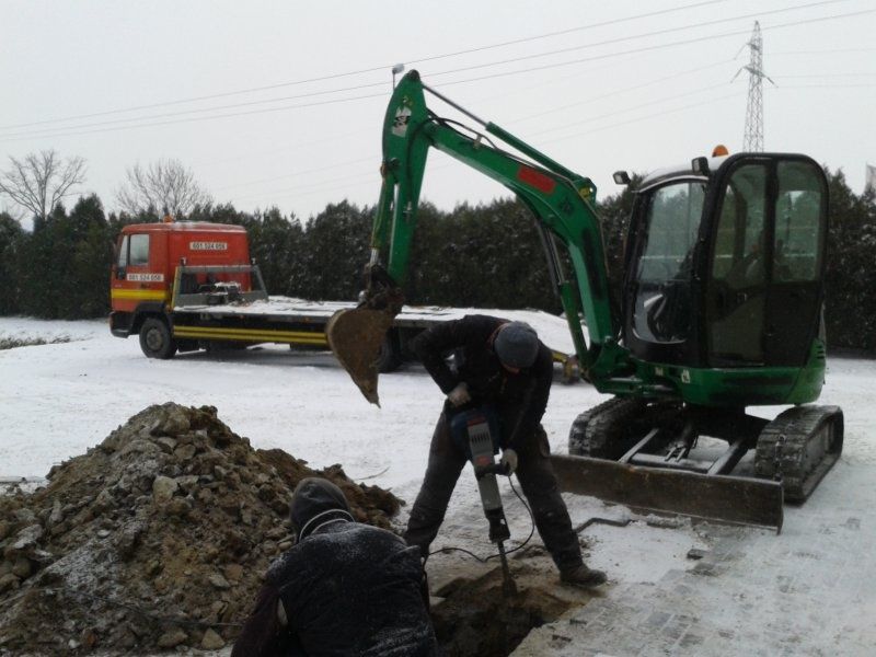 Usługi wodociągowe podłączenie wody przecisk pod drogą koparka mini