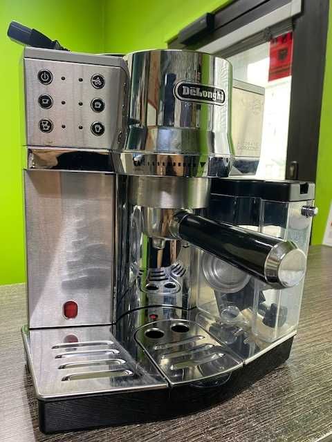 Kolbowy ekspres ciśnieniowy do kawy z pojemnikiem DeLonghi EC850.M