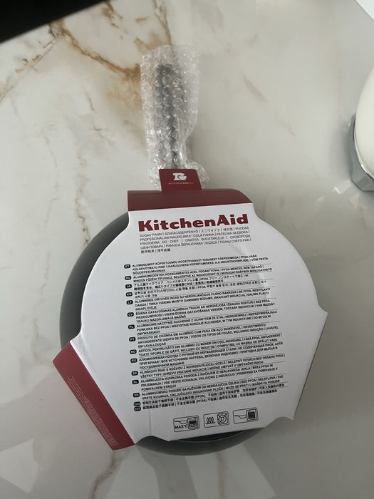 Сотейник з антипригарним покриттям від KitchenAid.