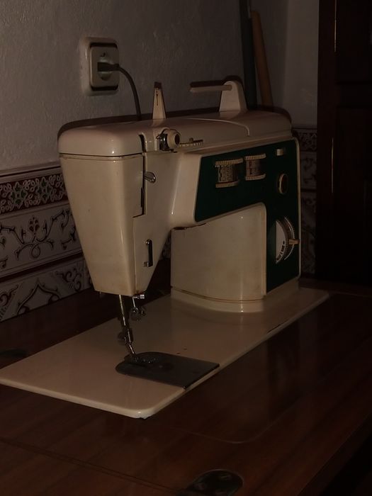 Mesa de Costura a motor Singer